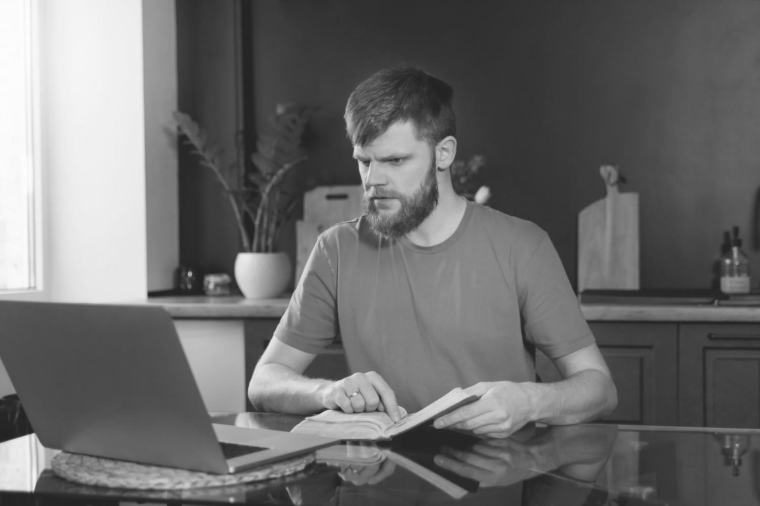 Persona trabajando con documentos financieros y calculadora